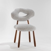 <a href=https://www.galeriegosserez.com/gosserez/artistes/donnersberg-emma.html>Emma Donnersberg</a> - Cloud chair III